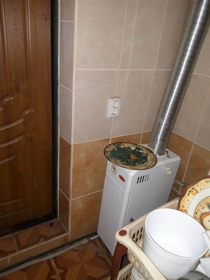 Продаётся домовладение, два дома, гараж, большой земельный участок