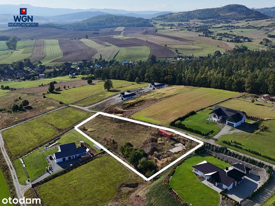 Działka budowlana z panoramicznym widokiem na góry.