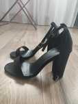 Buty na obcasie nieużywane