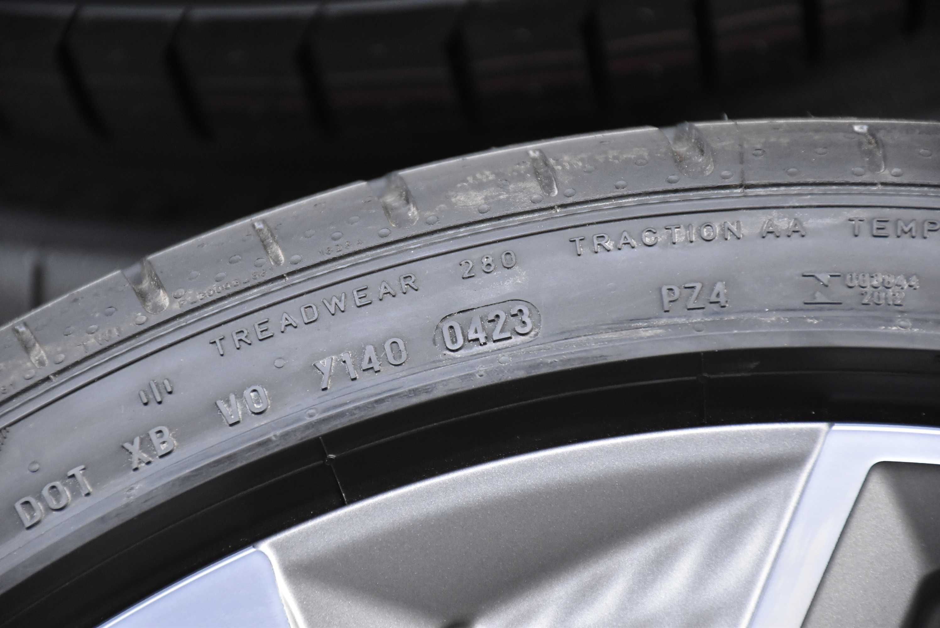 Nowe opony Pirelli P ZERO PZ4 S.C. XL FR AO1 235/35R19 91Y 23r