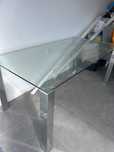 Mesa de vidro com pes prateados
