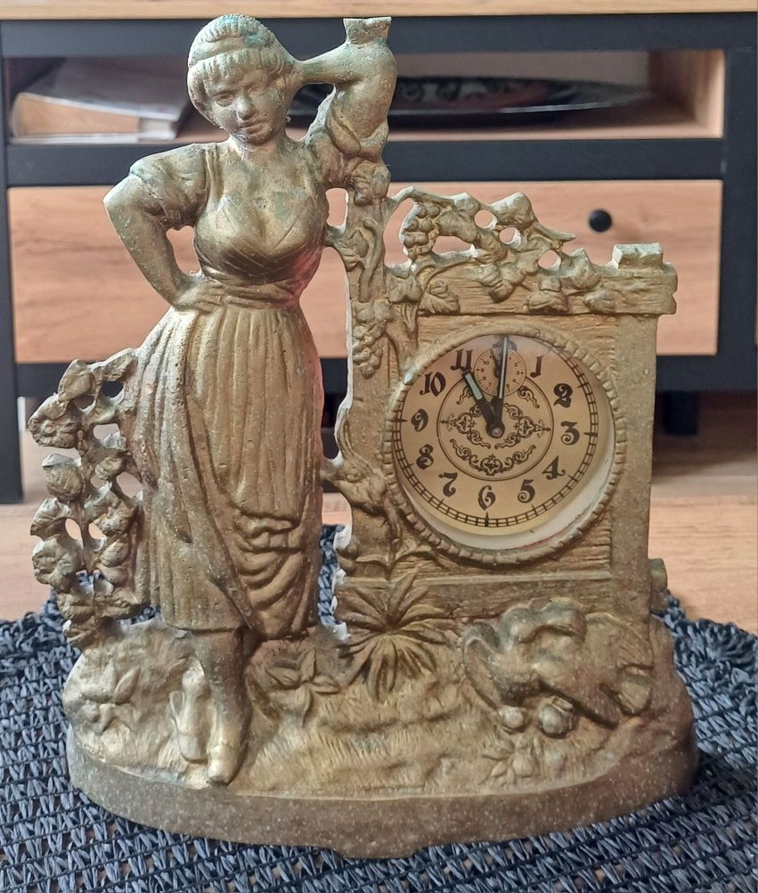 Antyczny Zegar Figuratywny - Urocza Dama z Ornamentami, Złocony Metal