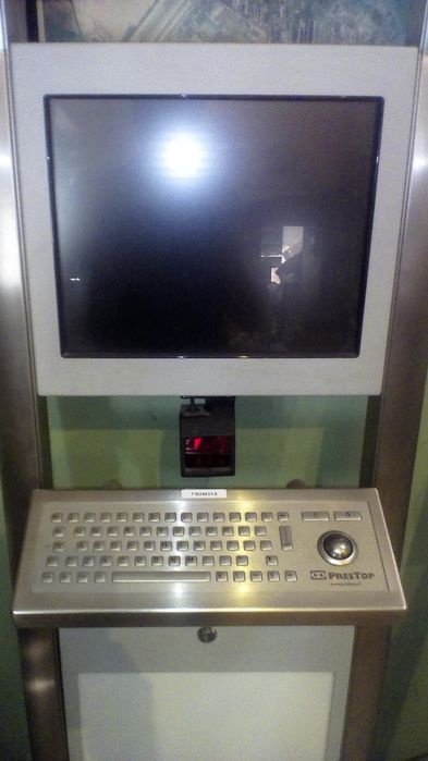 Terminal  kiosk internetowy ekran dotykowy skaner kodów