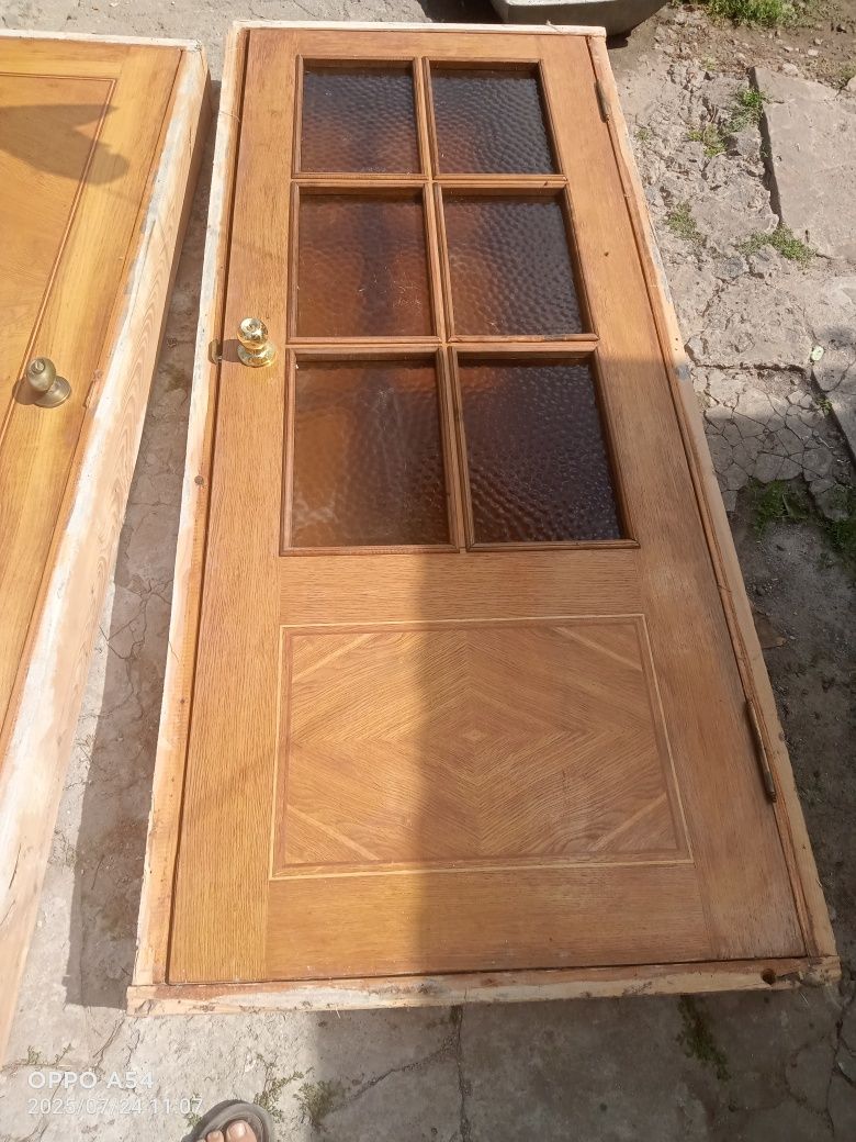 Продам міжкімнатні дерев'яні  двері з лутками. Шпоновані.