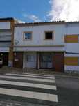 Moradia com 2 andares(com 3 espaço de comércio)/ habitacão