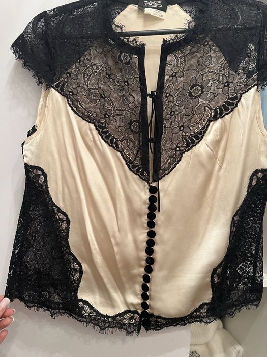 Стильна жіноча блуза в вдепььному стані