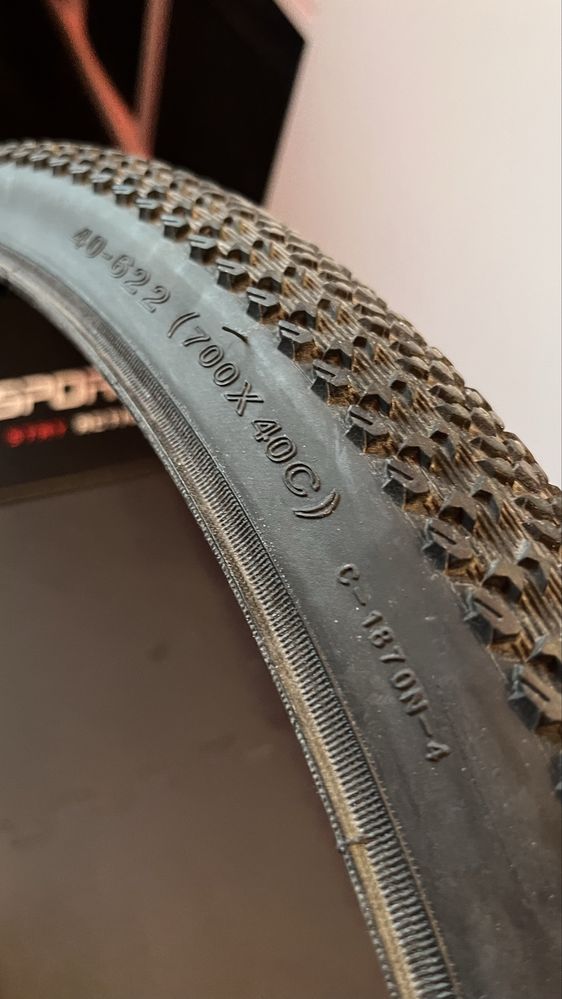 Opony CST 700x40C  40-622 prawie nowe
