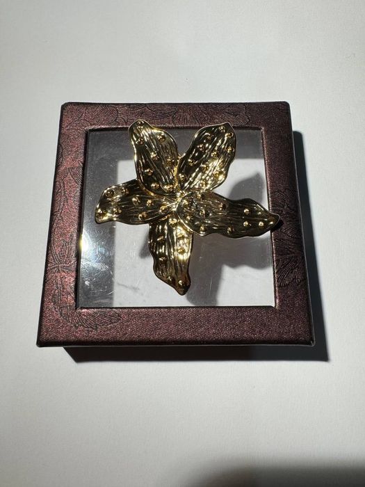 Брошка золотистого кольору у формі квітки Zara.