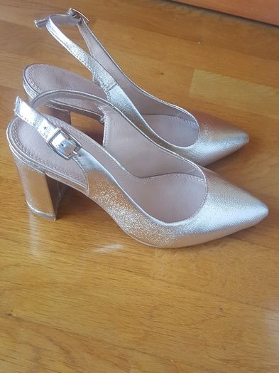 Sapatos Dourados Elegantes