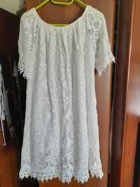 Biała sukienka ażurkowa w środku z haleczką