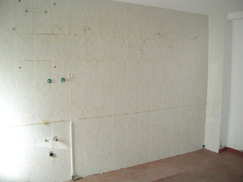 Moradia T3 + terreno com várias habitações no seu interior