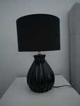 Stylowa czarna lampka nocna – ceramiczna podstawa, elegancki abażur