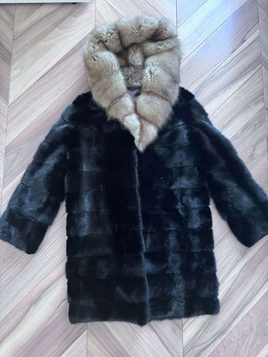 Шуба норковая с капюшоном из куницы
