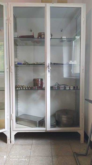 Witryny gabinetowe metalowe szklane.