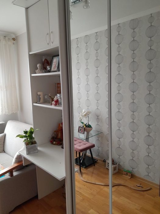 Szafa z półkami i biurkiem