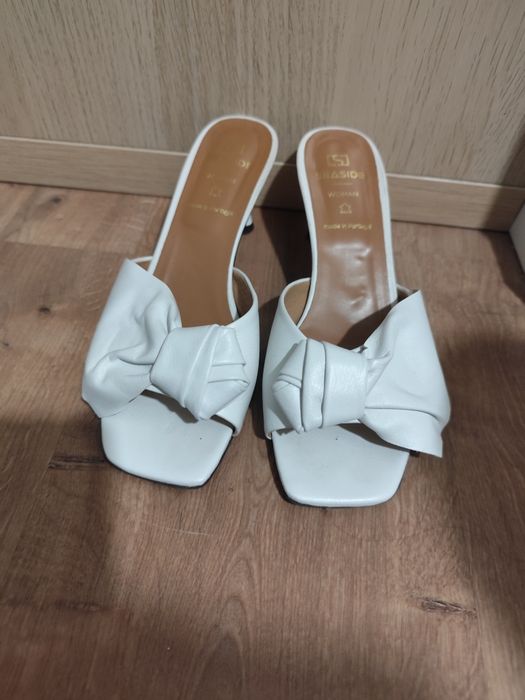 Sandália branca .