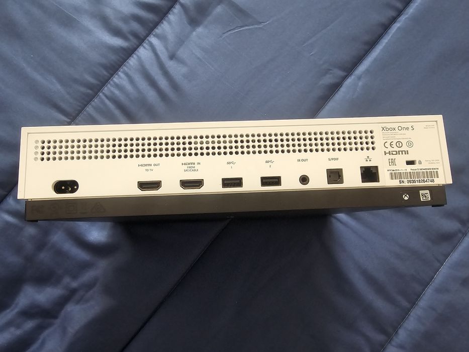 XBox One S 500 GB
Sem comandos, nem jogos... 
Sem comandos, nem jogos