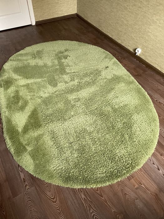 Килим овальний зелений, м’який високий ворс. Килим травка
