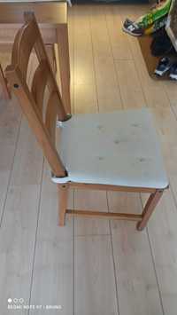 Mesa de madeira maciça com cadeiras