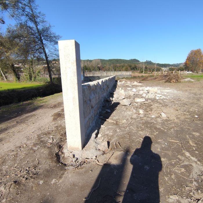 Muros em pedra lavrada.