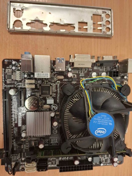 Продам комплект Gigabyte GA-H81M-S2V+Inte G3460+Kingston 8gb ddr3
