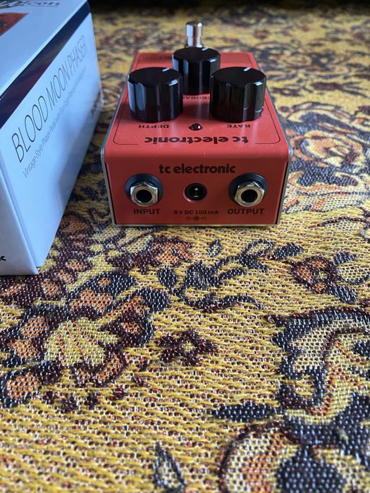 Jak nowy efekt gitarowy TC Electronic BloodMoon Phaser