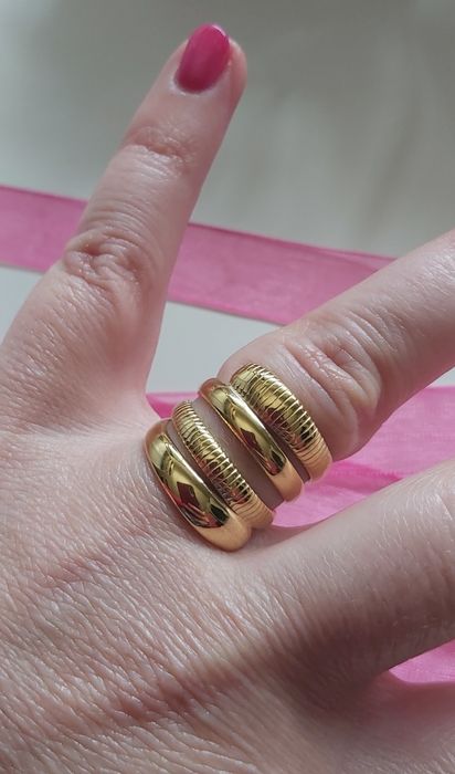 Anéis, em aço, dourado ou prateado. Ajustáveis