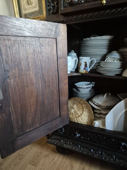 Aparador antigo em madeira maciça entalhada