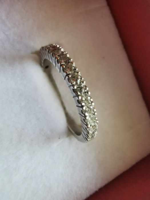 Złoty pierścionek z bialego zlota wysadzany brylantami