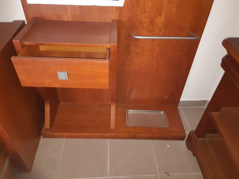 Bengaleiro em madeira com espelho