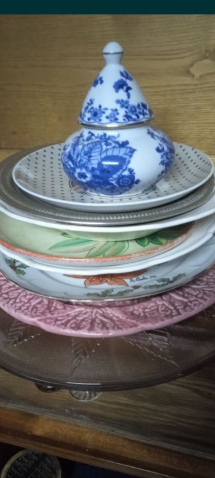 Vendo mais de 120 peças em louça variadas vendo pela melhor oferta