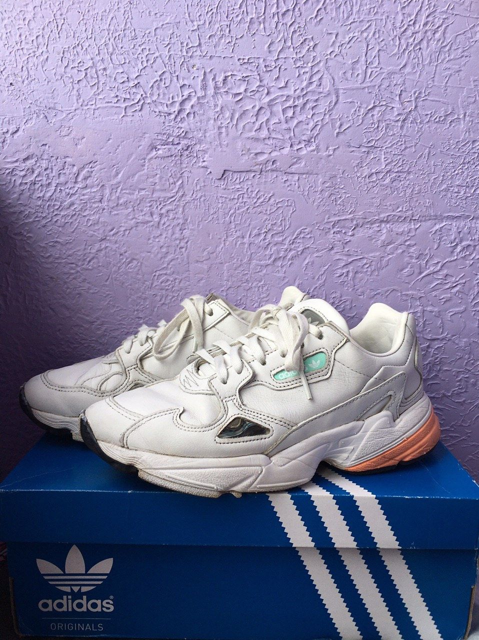 Кроссовки трендовые кожаные adidas falcon yung белого цвета