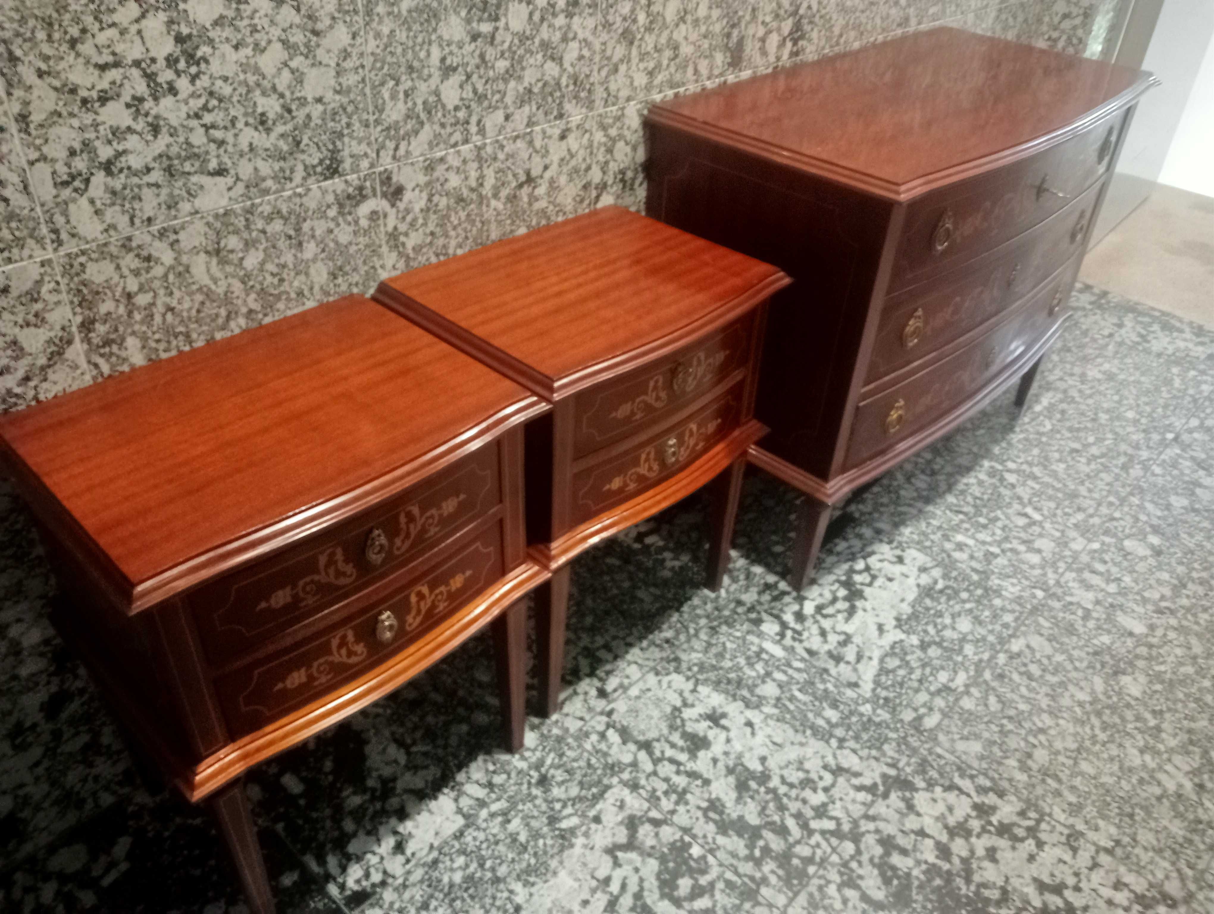 Comoda e duas mesas de cabeceira estilo D Maria