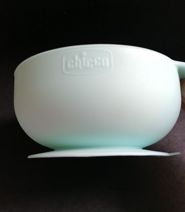 Conjunto da Chicco composto por taça com ventosa e colher em silicone.