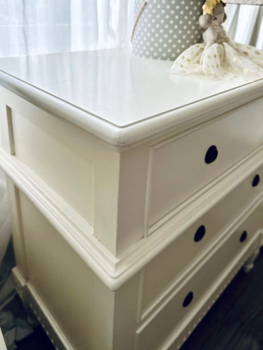 Piękna drewniana komoda dziecięca  z 3 szufladami.