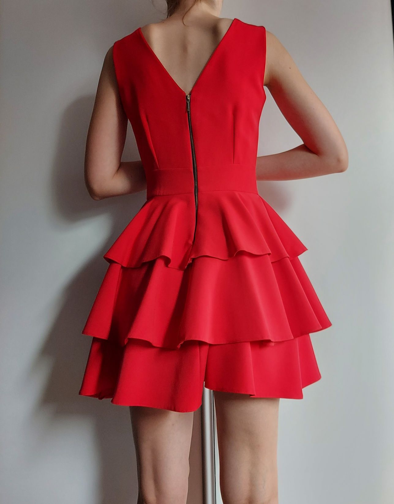 Czerwona sukienka z falbanami