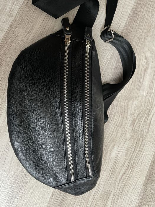 Бананка шкіряна чорна