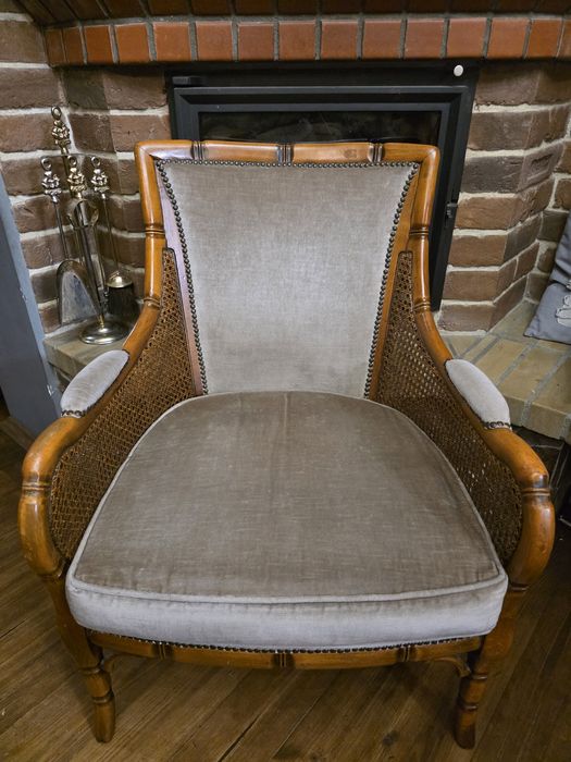 Антикварне крісло