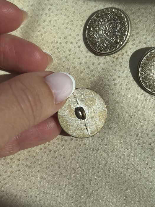 Металеві ґудзики світло-золотого кольору