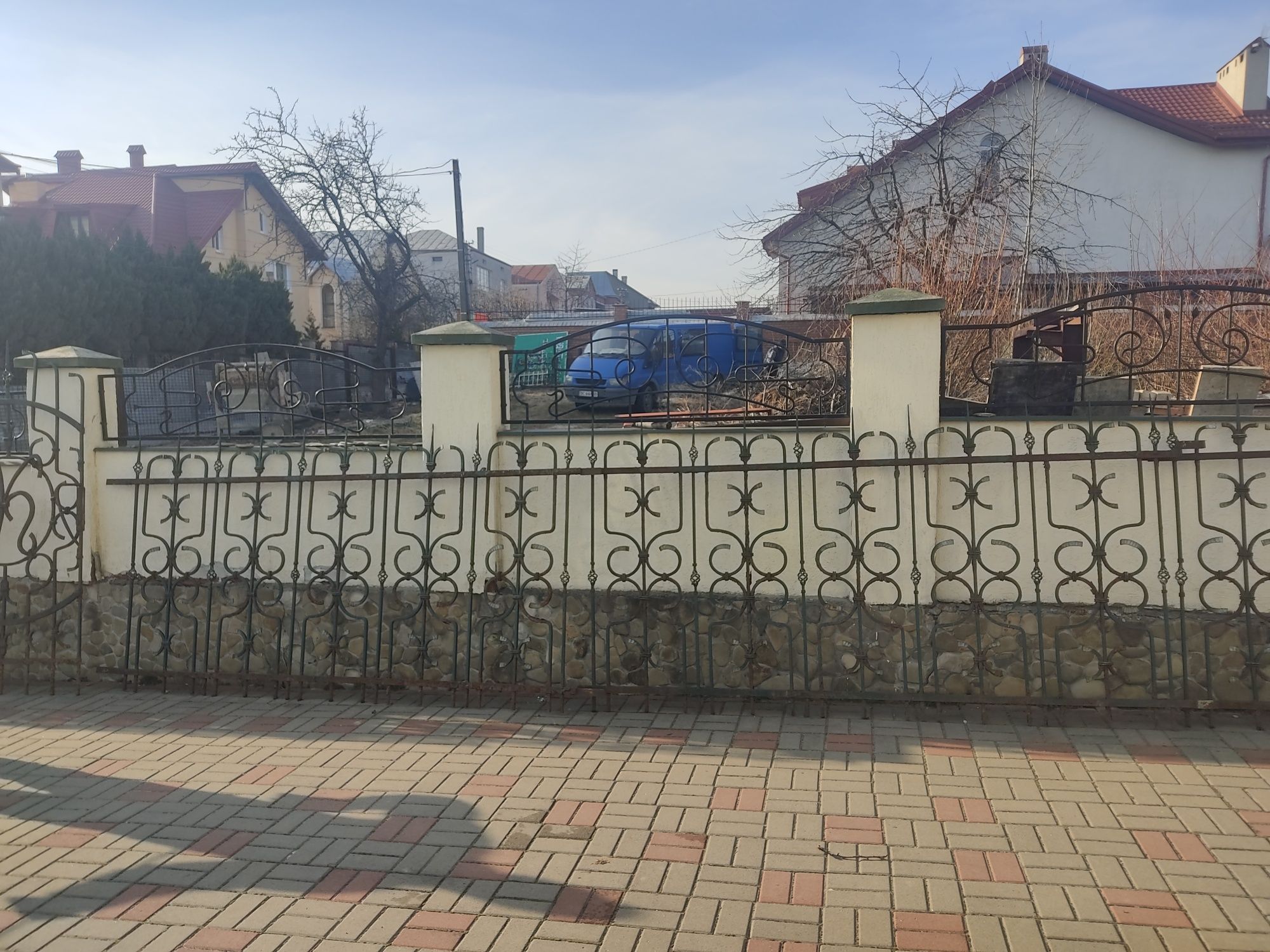 Паркан з брамою та дверьми