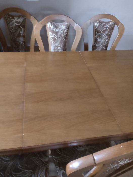 Stół do salonu z krzesłami