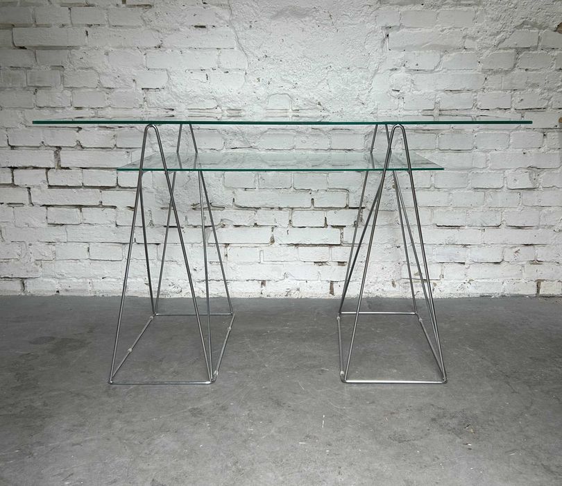 Szklane biurko bauhaus na chromowanej podstawie