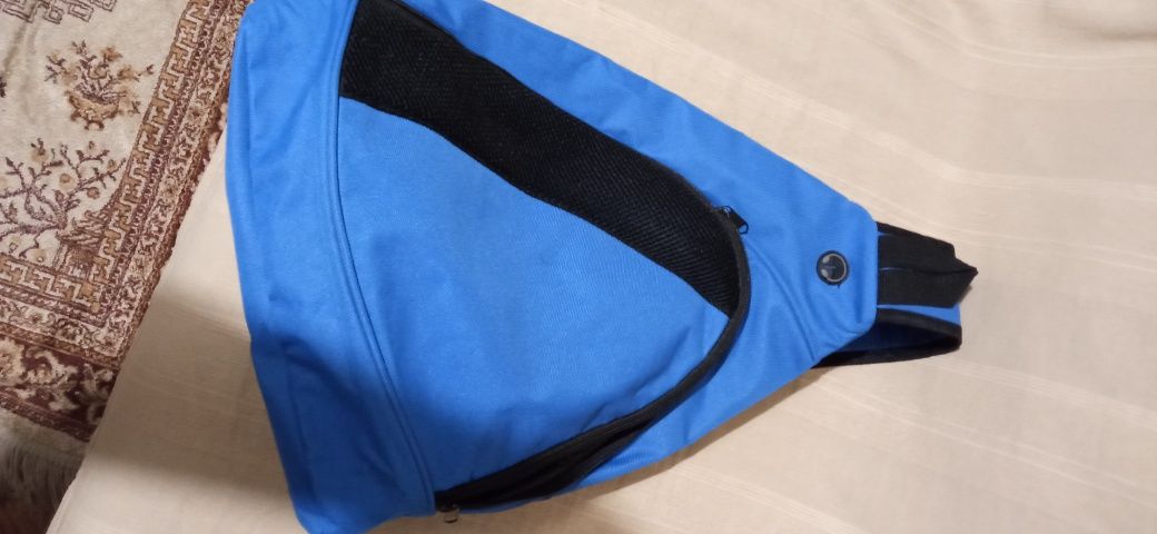 Mochila azul de uma alça nova