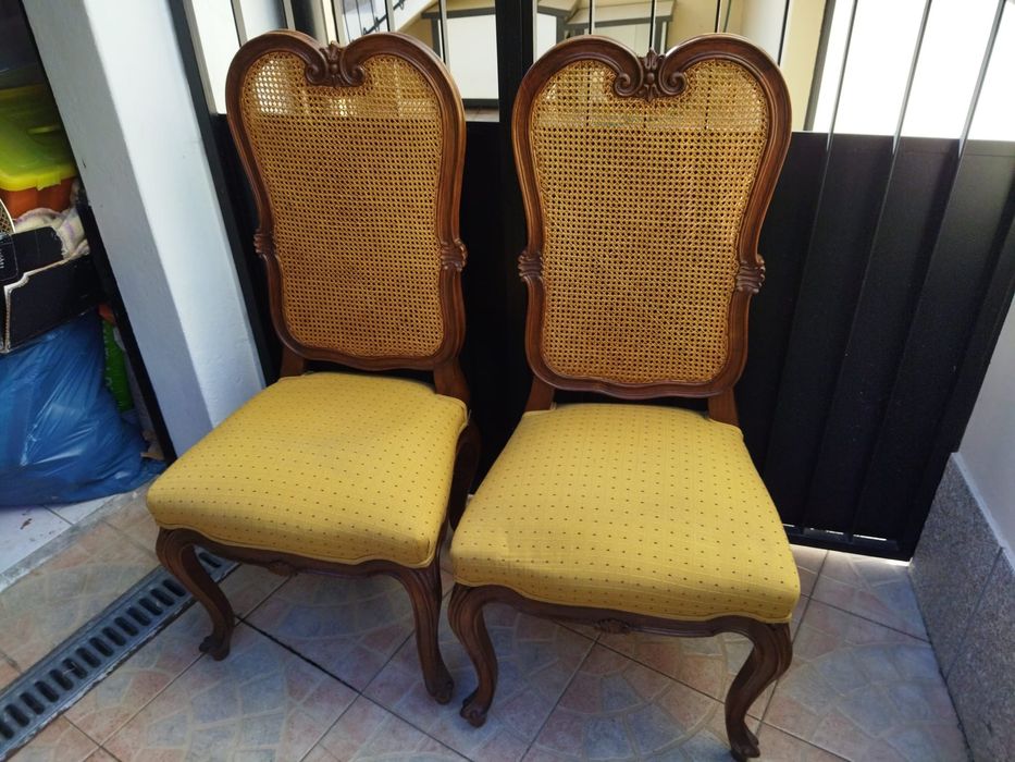 2 Cadeiras antigas com costas em palhinha