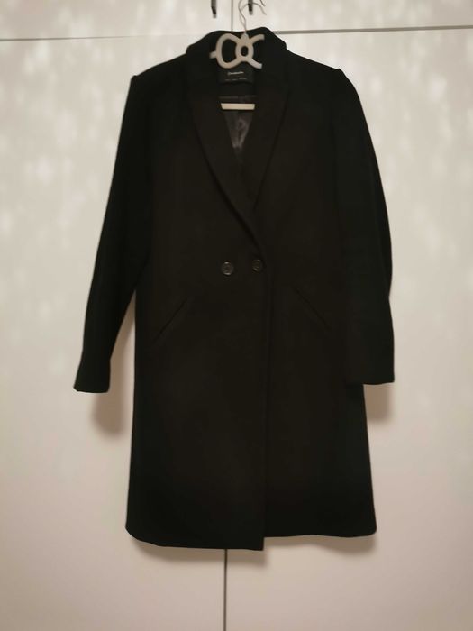 Czarny płaszcz Stradivarius