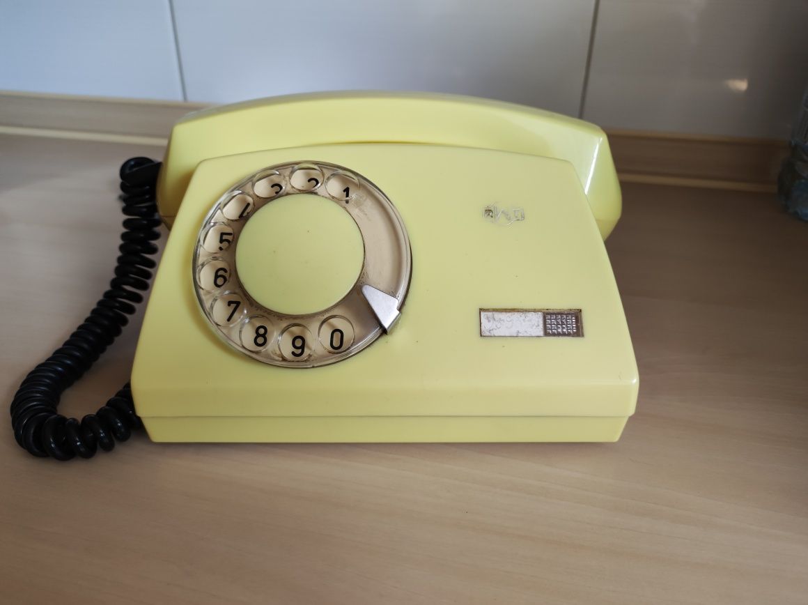 Telefon stacjonarny z  PRL-u.