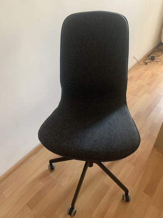 Fotel biurowy Ikea z podłokietnikami i kółkami