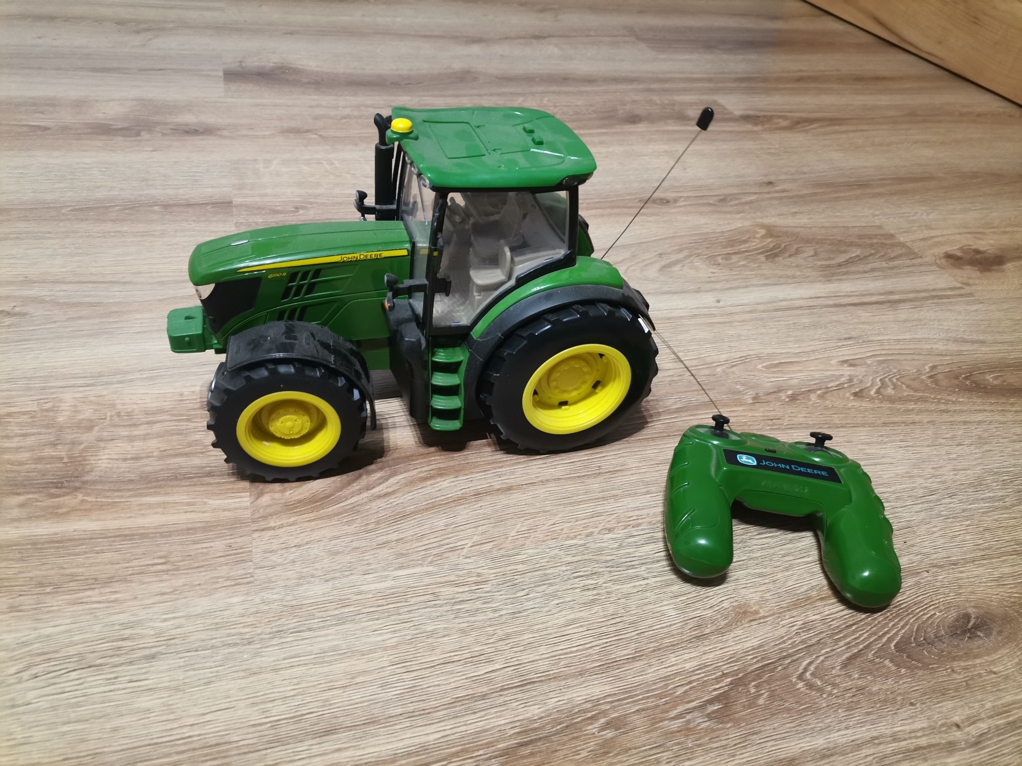 John Deere zdalnie sterowany ciągnik.