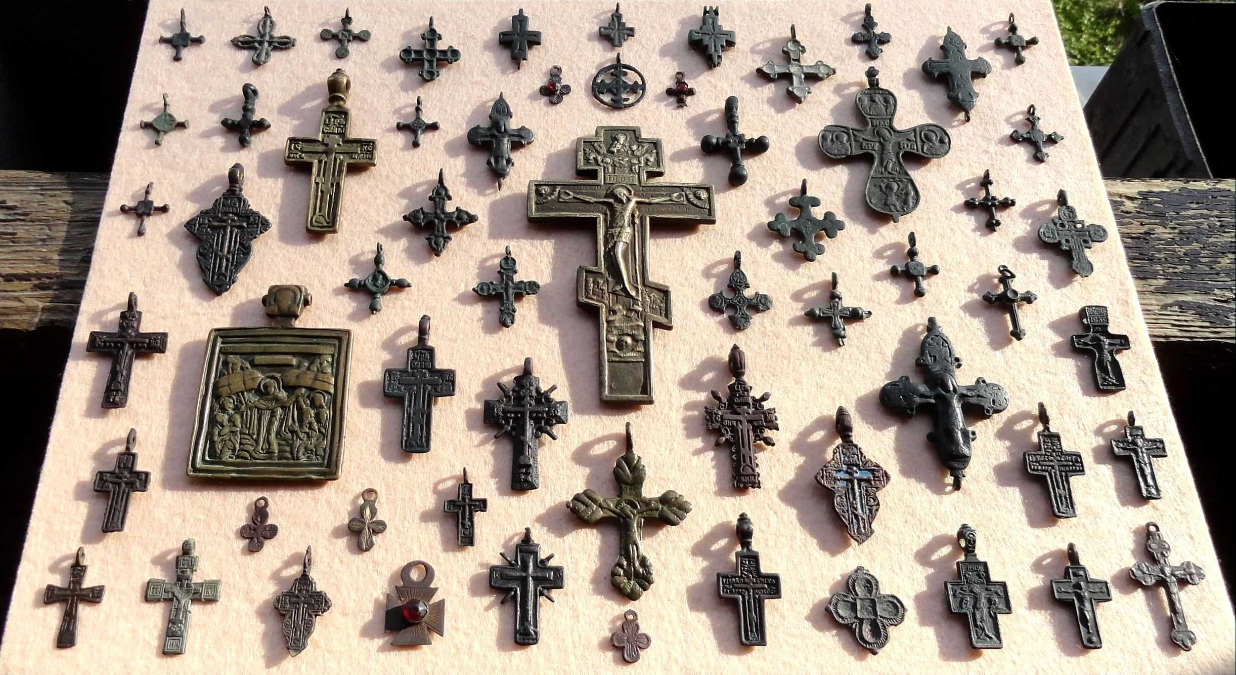 Колекція стародавніх хрестів