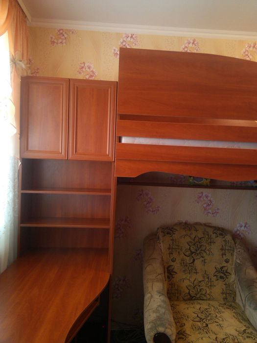 Двуяросне ліжко з комп'ютерним столом в хорошому стані